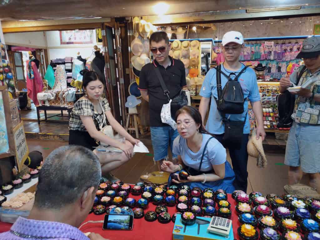 Pattaya Floating Market Tourist